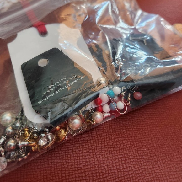 18 Pairs of Fashion Earrings Variety Colors & Shapes Daisy, Stars, Hearts, Pearl - Picture 10 of 11